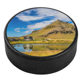 Arnarstapi Amtmansshus en de berg Stapafell, IJsla Hockey Puck