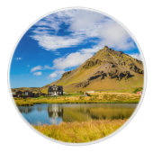 Arnarstapi Amtmansshus en de berg Stapafell, IJsla Keramische Knop (Voorkant)