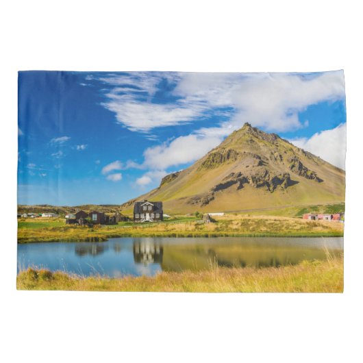 Arnarstapi Amtmansshus en de berg Stapafell, IJsla Kussensloop (Achterkant)