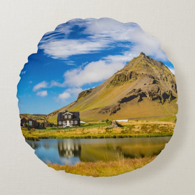Arnarstapi Amtmansshus en de berg Stapafell, IJsla Rond Kussen (Voorkant)