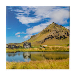 Arnarstapi Amtmansshus en de berg Stapafell, IJsla Tegeltje