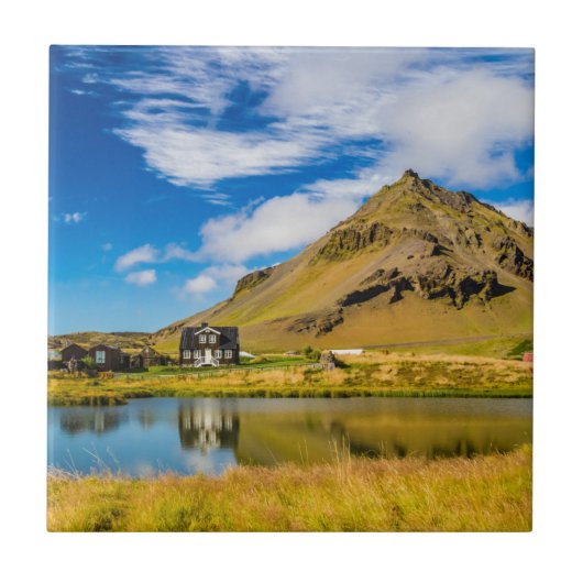 Arnarstapi Amtmansshus en de berg Stapafell, IJsla Tegeltje (Voorkant)