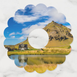 Arnarstapi Amtmansshus en de berg Stapafell, IJsla Wijnglaslabel