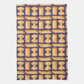 Array of various pasta shapes on a purple theedoek (Verticaal)