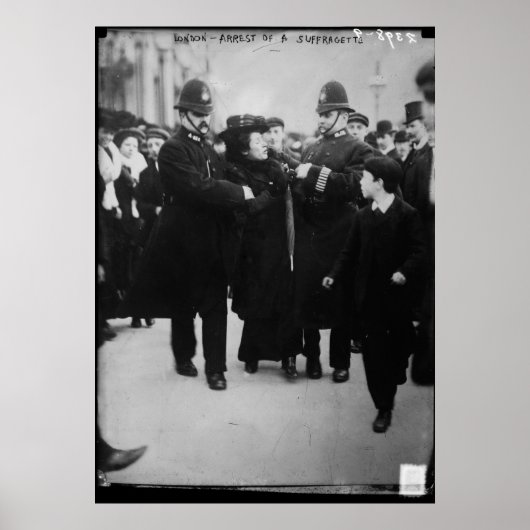 Arrestatie van een Suffragette in Londen Engeland  Poster (Voorkant)