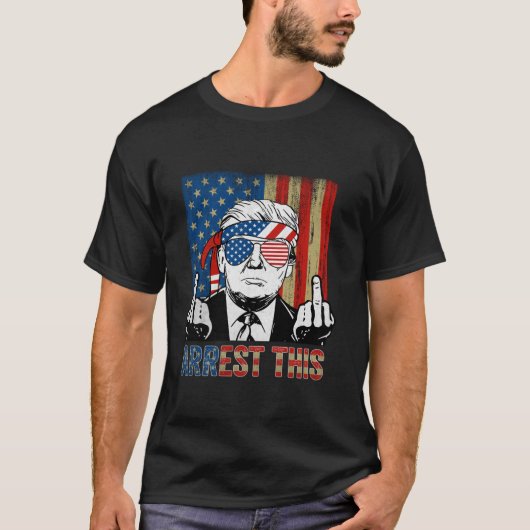 Arresteer deze Amerikaanse vlag Grappige Trump 202 T-shirt (Voorkant)