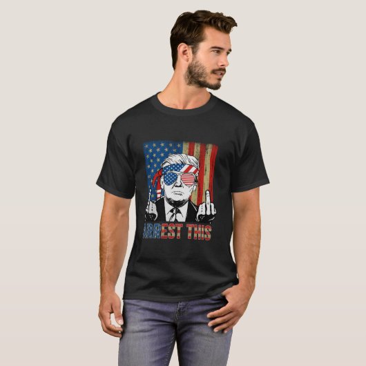 Arresteer deze Amerikaanse vlag Grappige Trump 202 T-shirt (Voorkant volledig)