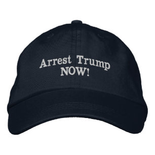 Arresteer Trump NU! Geborduurde Pet
