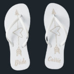 Arrow Heart Brides Wedding Teenslippers<br><div class="desc">De teenslippers van de witte bruid met grafiek van een champagne glitter die hartschets kijkt,  met een pijl die door het gaat.  Aangepast tan-tekst kan volledig worden aangepast aan uw behoeften.</div>