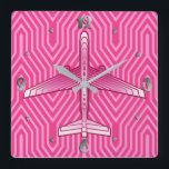 Art Deco Airplane, Fuchsia and Pastel Pink Vierkante Klok<br><div class="desc">Klok in een Kunstdeco geïnspireerd concept van een futuristisch vliegtuig,  in een gestreepte,  zijdeachtige gradiënt van diepe fuchsie tot pastelroze,  op een diepe fuchsia roze,  Deco achtergrond</div>