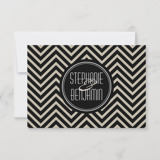Art Deco Black en Beige Chevron Pattern RSVP Kaartje (Achterkant)