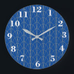 Art Deco Blue en White Grote Klok<br><div class="desc">Een eenvoudige maar decoratieve grote wandklok in blauw, goud en wit</div>