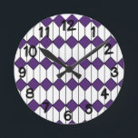 Art Deco Diamonds en Hexagons Ronde Klok<br><div class="desc">Deze hele klok heeft een kunstdecoontwerp van witte zeshoeken met een zwarte lijn onderaan de midden- en paarse diamanten.</div>