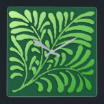 Art Deco-fern-patroon - groene tinten Vierkante Klok<br><div class="desc">Een gestileerd,  Art Deco-gekleurd behang in een zacht,  gehuld,  groen verloop tegen een diepe,  groene achtergrond</div>