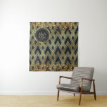 Art Deco Gatsby Glamor Geometric Pattern Monogram Wandkleed<br><div class="desc">Voeg ongeveer 1920 glamour toe aan uw uiterlijk met dit prachtige Art Deco-ontwerp. Geometrische patronen in goudglitter tegen een donkere nachtachtergrond met gloeiende sterren, gouden boklichten en mousserende gouden confetti vormen een levendig, luxueus ontwerp dat zowel thuis in de 'Roaring Twenties' als in de hedendaagse tijd aanvoelt. Vervang de steekproeftekst...</div>