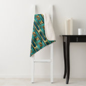 Art Deco Geometric Arrows, Gold and Turquoise Sherpa Deken (In situ)