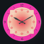Art Deco Geometric, Fuchsia Pink en Coral Grote Klok<br><div class="desc">Klok in overlappende geometrische patronen,  bestaande uit gradiëntstrepen,  variërend van crème tot diepe koraalroze,  op een roze achtergrond van de fuchsie,  met driedaagse diamantvormige accenten in de loop van de tijd.</div>
