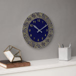 Art Deco Gold Blue Griekse Key Border Gold Markers Grote Klok<br><div class="desc">Art-Deco Gold Blue Greek Key Border,  Gold Markers Wall Kloeit een klassiek kunstdeco gouden grens op een diepe blauwe achtergrond.  De numerieke markeringen zijn ook in goud.</div>