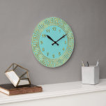Art Deco Gold Turquoise Griekse Key Border Gold Mk Grote Klok<br><div class="desc">Art-Deco Gold Turquoise Greek Key Border,  Gold Markers Wall Clock A classic art deco gold border on a turquoise background.  De numerieke markeringen zijn ook in goud.</div>