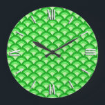 Art Deco-golfpatroon - jade-groen Grote Klok<br><div class="desc">Een Art Deco-patroon gebaseerd op het traditionele golfpatroon dat vaak wordt gezien in Japanse textielproducten,  in de kleuren van de jade,  variërend van bleke selderij groen tot diepe smaragdgroen</div>