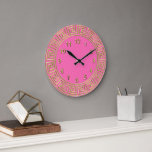 Art Deco Goud Heet Roze Griekse Key Border DIY BG Grote Klok<br><div class="desc">Art-Deco Gold Hot Pink Greek Key Border, Gold Markers Wall Clock, Kies je eigen kleur DIY Achtergrond =========== Een klassieke art deco gouden rand op een Do It Yourself Color Choice achtergrond (aanvankelijk ingesteld op Hot Pink). De cijfers zijn een gouden kleur. Houd er rekening mee dat dit een digitaal...</div>