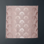 Art Deco: Gouden traliewerk Elegantie. Wandkleed<br><div class="desc">Elegant art deco gouden rooster. Visnet met gouden lijnen bloem. Dunne ventilator tegels naadloos patroon. Moderne stijlvolle textuur. Prachtig subtiel behang. Mooie geometrische achtergrond. Grafisch decor Gouden rooster art deco elegantie, een stijlvolle achtergrond om van te genieten. Art Deco charme: Elegant gouden rooster met florale touch. Tijdloze schoonheid te zien....</div>