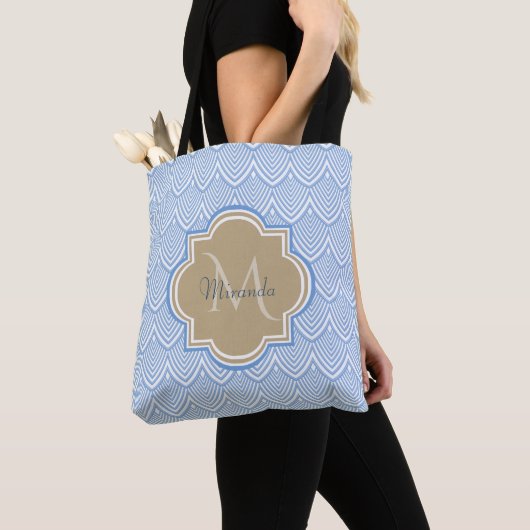 Art Deco Light Blue Fish Scales Tan Monogram Name Tote Bag (Dichtbij)