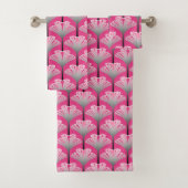 Art Deco Lily, Fuchsia Pink en Silver Grey Bad Handdoek (Insitu)