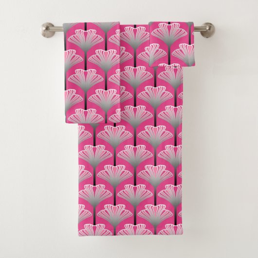 Art Deco Lily, Fuchsia Pink en Silver Grey Bad Handdoek (Insitu)