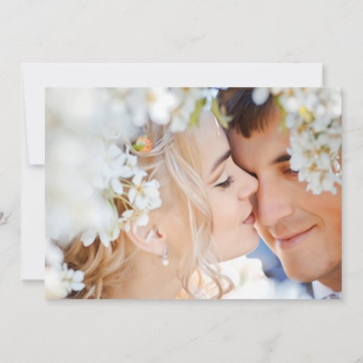 Art Deco Lily Modern Typography Wedding Invite Kaart (Achterkant)