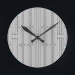 Art Deco Lines Ronde Klok<br><div class="desc">Deze klok heeft een kunstdecoontwerp van verticale lijnen met diamanten en cirkels in zilver op een gebied van grijs.</div>