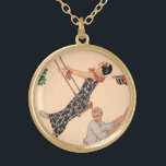 Art Deco Love, The Swing by George Barbier Goud Vergulden Ketting<br><div class="desc">illustratie liefde en romance kunst deco afbeelding met een paar flirten, spelen en zorgvuldig in het park tijdens het voorjaar. De vrouw zwaait op een vleugel uit een boom, haar pet valt eraf en ze draagt een mooie bloem met bloeiende bloemen. Het man staat achter haar en duwt haar voorzichtig....</div>