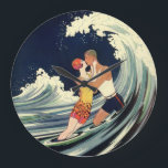 Art Deco Lovers Kiss in The Waves bij Beach Grote Klok<br><div class="desc">illustratiekunst deco liefde en romance afbeelding met een jong koppel knuffelen en zoenen onder het surf,  een oceaangolf op het strand. Artiest: George Barbier,  c. 1921.</div>