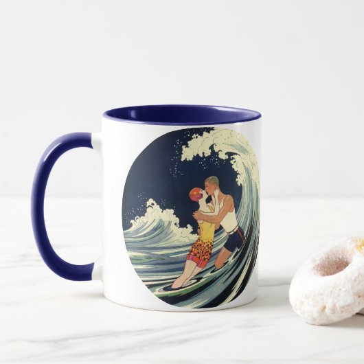  Art Deco Lovers Kiss in The Waves bij Beach Mok (Met donut)