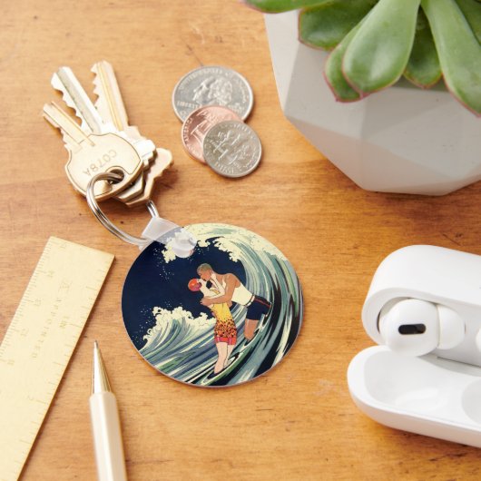  Art Deco Lovers Kiss in The Waves bij Beach Sleutelhanger (Bureau)