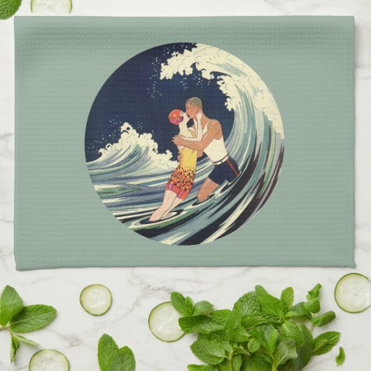  Art Deco Lovers Kiss in The Waves bij Beach Theedoek (Gevouwen)