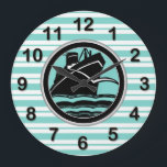 Art Deco Lt Blue Whstriped Blk Ship DIY Markers Grote Klok<br><div class="desc">Art-Deco Light Blue en White Stripes, Black Ship, met DIY Markers. Een kunstdecoschip met een zwart-wit schip met een lichtblauwe en witte gestreepte achtergrond. Er zijn 4 verschillende kleuren van aantallen voor u om te kiezen van. Selecteer de aantalkleur die u wilt houden en alle anderen verwijderen alvorens u uw...</div>