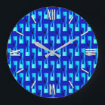 Art Deco Metallic Geometric - Kobalt Blue Grote Klok<br><div class="desc">Art Deco Industrial Chic geometrisch patroon in een metallisch 3-D effect - schoppen van bleek tot diep hemelblauw op een diepe kobalt blauwe achtergrond</div>