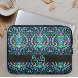 Art Deco Modern Zwart Turquoise Naam Gepersonalise Laptop Sleeve<br><div class="desc">Personaliseer een modieus en stijlvol laptop hoesje met jouw naam voor een mooie mode statement of overstap naar een monogram. Je kunt de personalisatie verwijderen als je dat niet wilt. Het ontwerp is gemaakt met de gedurfde kleuren zwart en turquoise blauwgroen blauw met toetsen van magenta en chartreuse lime groen....</div>