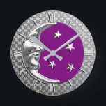 Art Deco Moon en Stars, Amethyst en Silver Ronde Klok<br><div class="desc">Klok in een klassieke Art Deco Moon en sterren ontwerpen in geborsteld zilver met een enamel uiterlijk,  tegen de paarse achtergrond</div>
