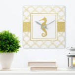 Art Deco Ocean Wave Gold Seahorse Beach House Vierkante Klok<br><div class="desc">Dit ontwerp is voorzien van een zeepaardje met een gouden effect oceaangolfpatroon. Het Art Deco stijl kust afbeelding maakt een moderne en unieke wandklok voor strand huis.</div>