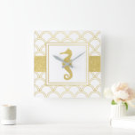 Art Deco Ocean Wave Gold Seahorse Beach House Vierkante Klok<br><div class="desc">Dit ontwerp is voorzien van een zeepaardje met een gouden effect oceaangolfpatroon. Het Art Deco stijl kust afbeelding maakt een moderne en unieke wandklok voor strand huis.</div>