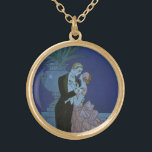 Art Deco Passen getrouwd, Oui van George Barbier Goud Vergulden Ketting<br><div class="desc">illustratie liefde en romance kunst deco afbeelding met een man en een vrouw gekleed in een formele ballroom dansend in het moonlight; ze is in een elegante trouwjurk die lijkt op een bloem met bloemen en hij zit in zijn fijnste tuxedo. Het koppel staat op een balkon die de oceaan...</div>