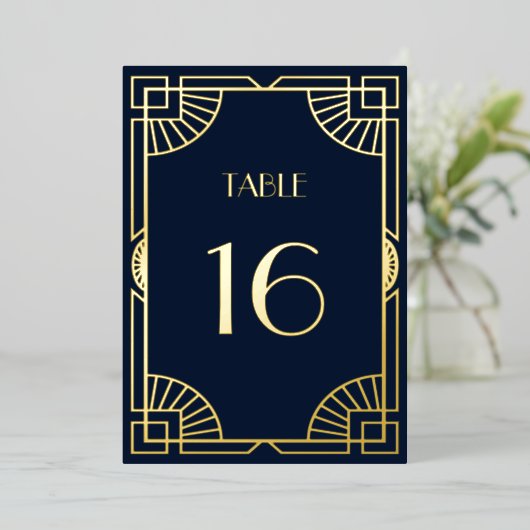 Art Deco Pattern Gold Wedding Table Number Folie Uitnodiging (Staand Voorkant)