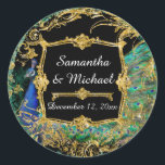 Art Deco Peacock Glam Old Hollywood Regency Ronde Sticker<br><div class="desc">Overeenkomende envelopzegels of stickers. Glamoureus, gouden glitter lijst van Art Deco met gekloonde vredestroekveren en pauzes. Een prachtige mix van oude wereldstijl en een gedurfd, kleurrijk modern grafisch ontwerp. OPMERKING: Dit is een platgedrukt afbeelding, er zijn geen gouden metalen glitterelementen. COLOR PALETTE: zwart, goud, aqua blauw, koninklijk blauw, groen en...</div>