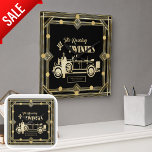 Art Deco Roaring Twenties Vintage Car Black Gold Vierkante Klok<br><div class="desc">Opvallend afbeelding in zwart en goud met een auto en chauffeur uit de jaren 20 in de kunstdecostijl en de woorden "De roaring jaren". Een de tekstgebied van de sjabloon staat u toe om herdenkingstekst toe te voegen zoals gewenst om een uniek bruiloft of een cadeautje van het jageruim te...</div>