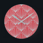 Art Deco  Ronde Klok<br><div class="desc">Deze klok heeft een Art Deco-ontwerp van diamanten en driehoeken in zilver op een veld van de Bourgogne.</div>