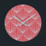 Art Deco  Ronde Klok<br><div class="desc">Deze klok heeft een Art Deco-ontwerp van diamanten en driehoeken in zilver op een veld van de Bourgogne.</div>