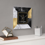 Art Deco Style Marble en Gold Monogramed Vierkante Klok<br><div class="desc">Modern neemt een door Art Deco geïnspireerde muurklok aan, gedaan in een geometrisch patroon van gouden toon folie, wit marmer en zwart marmer. Een zwart en gouden vierkant, in het midden, heeft een gouden gele monogram met één letter en witte tekst klaar om zich te personaliseren. Een liefdevol decor en...</div>