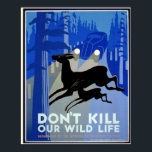 Art Deco, vermoord onze Vintage in het wild niet Poster<br><div class="desc">Dit poster met een milieuthema heeft een oud beeld uit de jaren dertig in de kunstdecostijl die destijds zo populair was. De belangrijkste focus is een silhouet van een volwassen hert en een jong hert. Ze kruisen een weg met bomen aan beide zijden. Op de achtergrond is een blauw silhouet...</div>